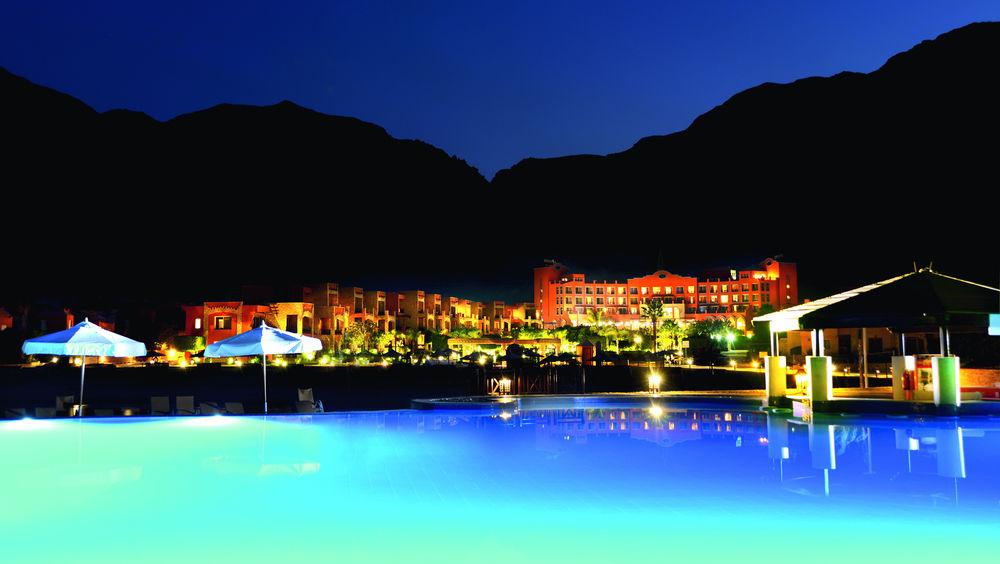 Moevenpick Resort El Sokhna Ain Sukhna Bagian luar foto The resort at night