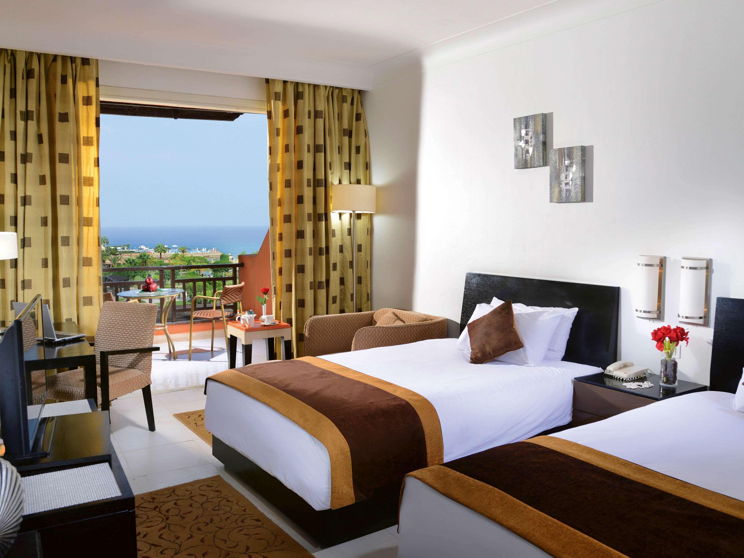 Moevenpick Resort El Sokhna Ain Sukhna Bagian luar foto A room at the hotel