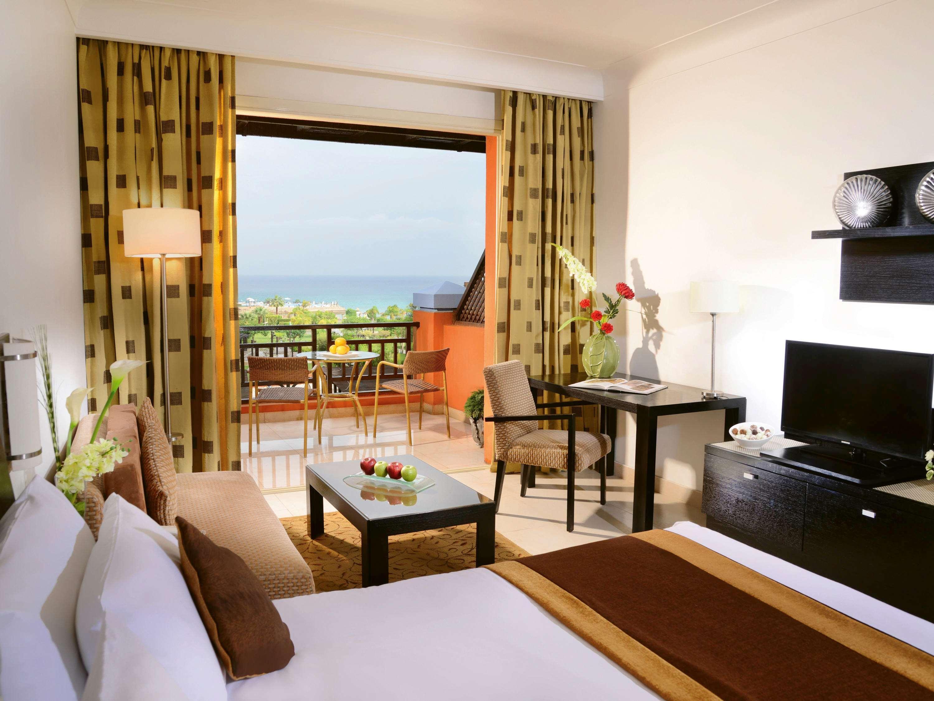 Moevenpick Resort El Sokhna Ain Sukhna Bagian luar foto A room at the hotel