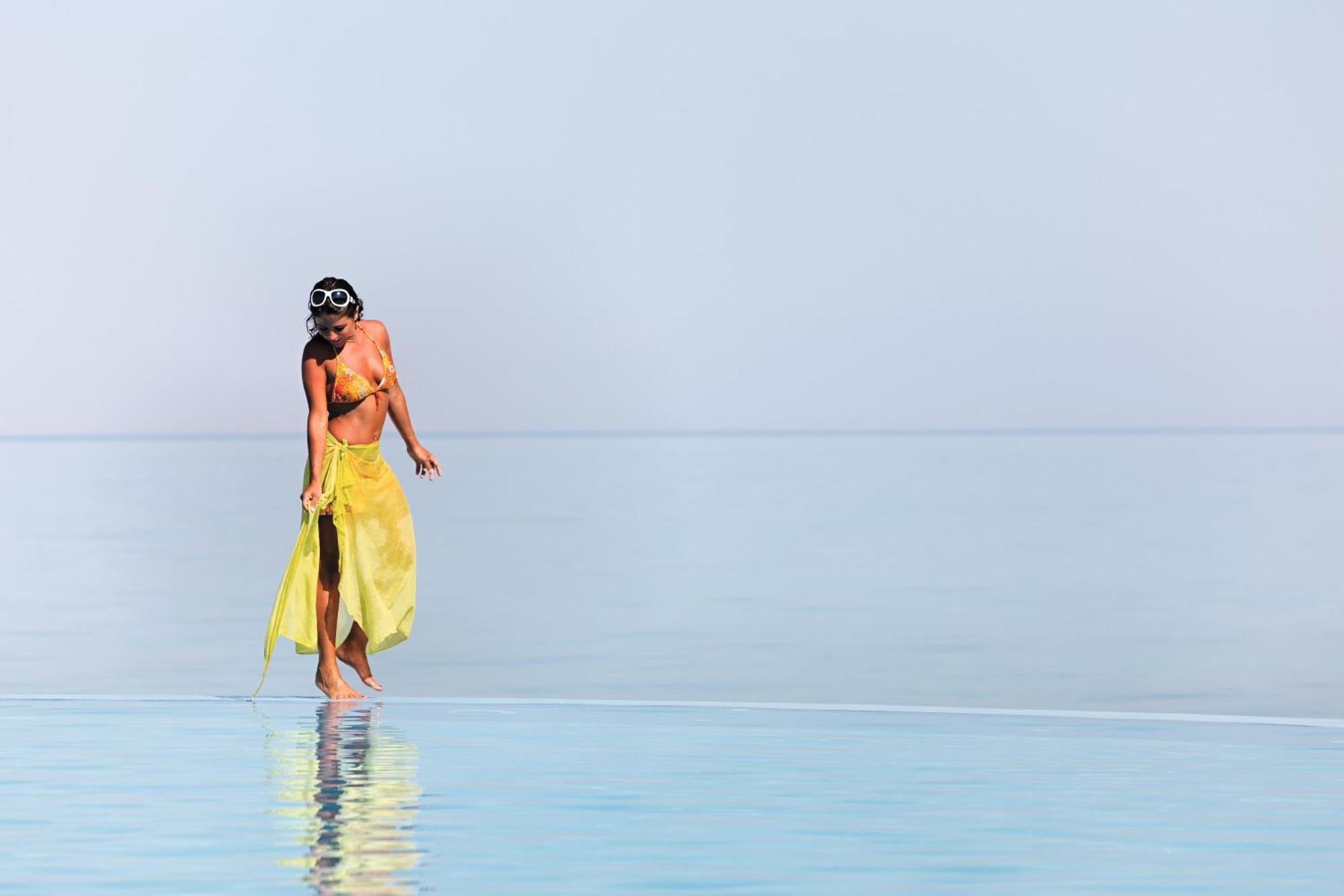 Moevenpick Resort El Sokhna Ain Sukhna Bagian luar foto A woman in a sarong