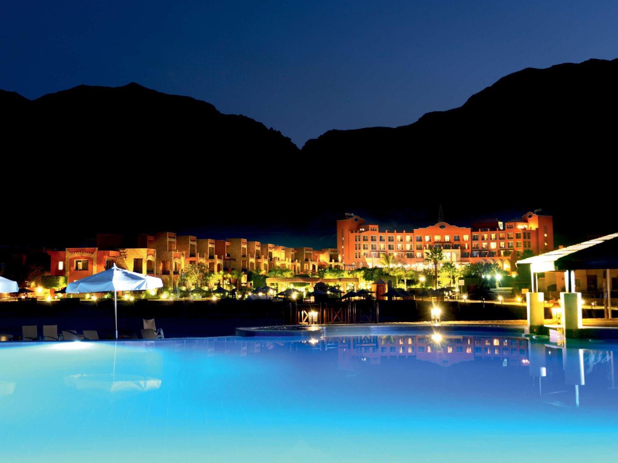 Moevenpick Resort El Sokhna Ain Sukhna Bagian luar foto The resort at night