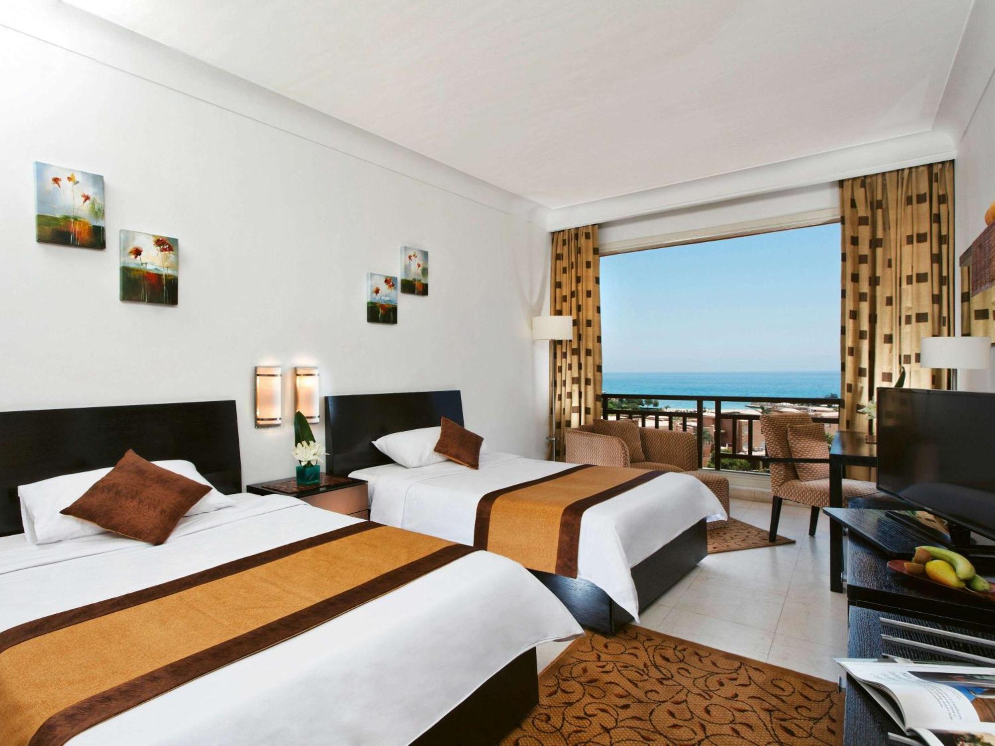 Moevenpick Resort El Sokhna Ain Sukhna Bagian luar foto A room at the hotel