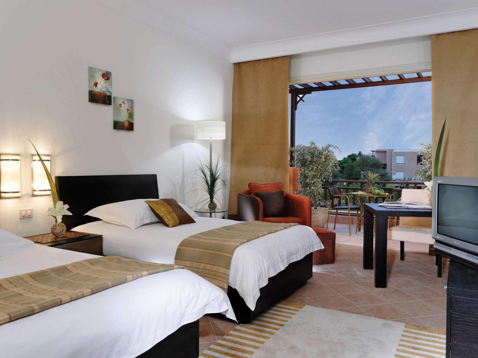 Moevenpick Resort El Sokhna Ain Sukhna Bagian luar foto A room at the hotel